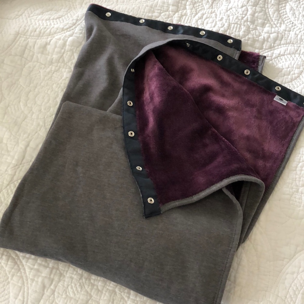 Apana Vinyasa fleece lined button closure scarf